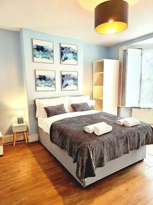 Spacious 2 Bedroom 3 Min Walk Mile End Station -Sleeps 5 London