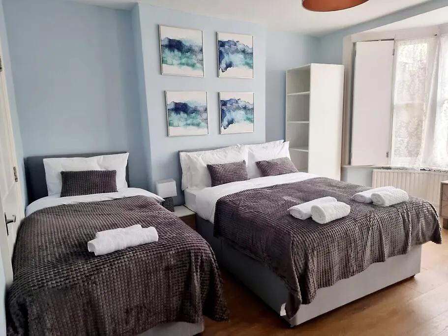 Appartement Spacious 2 Bedroom 3 Min Walk Mile End Station -Sleeps 5 Londen